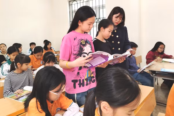 Cô Phạm Thị Thanh Hà hướng dẫn học trò trong giờ học. Ảnh: NVCC