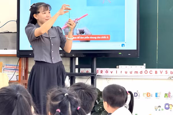 Giáo viên Trường Tiểu học An Thạnh, phường An Thạnh, TPHCM trong tiết dạy STEM. Ảnh: NVCC