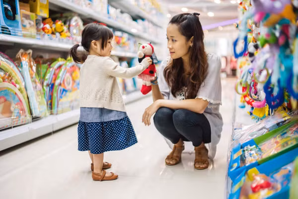 Cha mẹ luôn mong dành cho con những điều tốt nhất, nhưng tuổi thơ đủ đầy vẫn cần những trải nghiệm để trẻ học cách thích nghi.