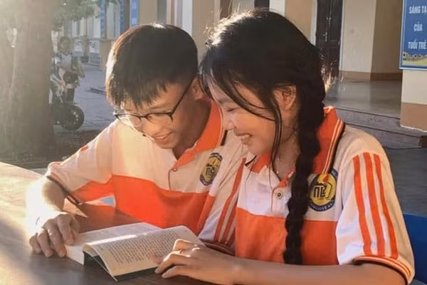 Giữ gìn và vun đắp sự bình yên chính là trách nhiệm từ người thầy, người học đến mỗi công dân trên mảnh đất này. Ảnh: NVCC