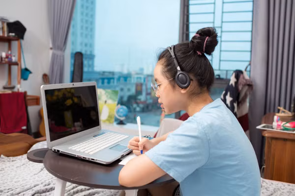Học sinh dành nhiều giờ trước màn hình trong giai đoạn cận thi. Ảnh minh họa: ITN.