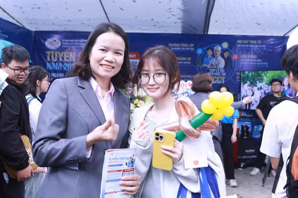Thí sinh tìm hiểu về công tác tuyển sinh năm 2026 của Trường Cao đẳng Thương mại và Du lịch Hà Nội. Ảnh: Đình Tuệ