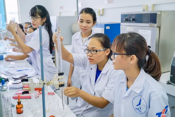 Sinh viên Trường Đại học Tôn Đức Thắng trong phòng nghiên cứu khoa học. Ảnh: TDTU