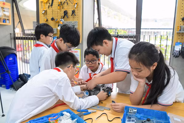 Học sinh Hà Nội thực hành tại phòng STEM.