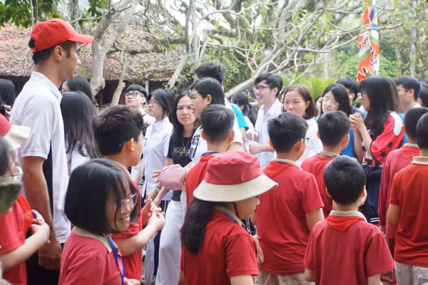 Học sinh tham quan, trải nghiệm tại Di tích lịch sử văn hóa Cố đô Hoa Lư (Ninh Bình), tháng 3/2026. Ảnh: Lê Nam
