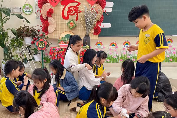 Học sinh Trường Tiểu học Lê Đình Chinh trang trí góc trưng bày trong Ngày hội Tết xưa. Ảnh: NTCC