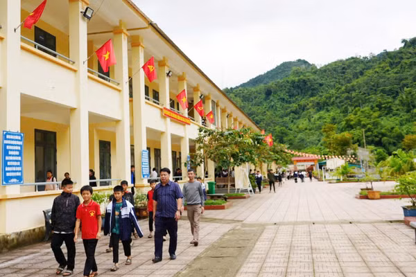 Trường Phổ thông DTBT THCS Yên Tĩnh (Yên Na, Nghệ An) lần đầu tiên có học sinh giỏi tỉnh. Ảnh: Hồ Lài