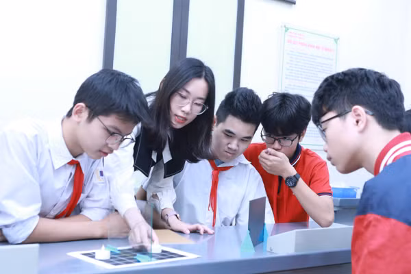 Cô Huyền Anh hướng dẫn học sinh tìm hiểu về ảnh của vật tạo bởi gương phẳng tại Trường THCS Hoàng Liệt. Ảnh: TG
