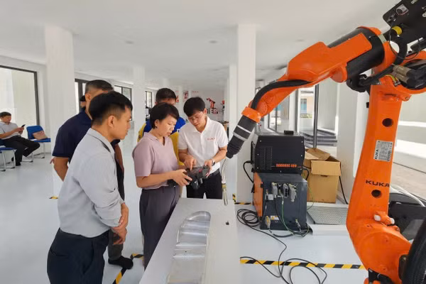 Trung tâm Đào tạo nghiên cứu và phát triển ứng dụng Robot công nghiệp và trí tuệ nhân tạo do KUKA tài trợ cho Trường Đại học Bách khoa, Đại học Đà Nẵng. Ảnh: NTCC