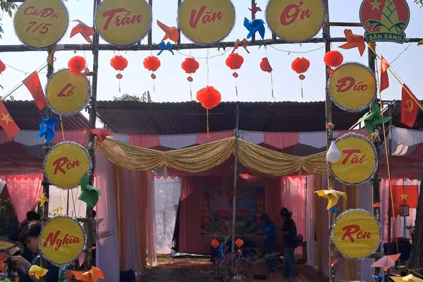 Nếu người lớn tiếp tục dựng nên những “rạp cưới” hoàn hảo trong hội trại, điều học sinh nhận được có lẽ chỉ là một ngày vui ngắn ngủi. Ảnh: Công Tấn