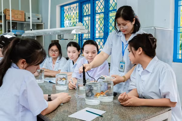 Giảng viên Trường Đại học Nha Trang (Khánh Hòa) hướng dẫn sinh viên thực hành. Ảnh: ITN
