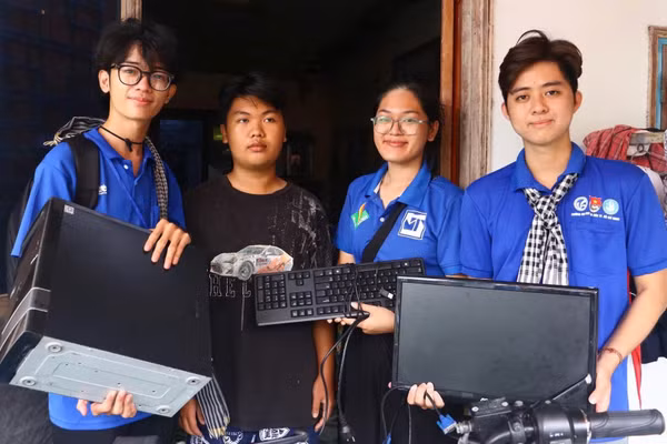 Duy Tân (ngoài cùng bên trái) trong chương trình “Máy tính cũ, tri thức mới” trong chiến dịch Mùa Hè xanh 2024. 
