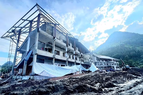 Các hạng mục thi công chính tại Trường PTNT Tiểu học & THCS Mường Khương đang xây trát, gấp rút hoàn thiện.