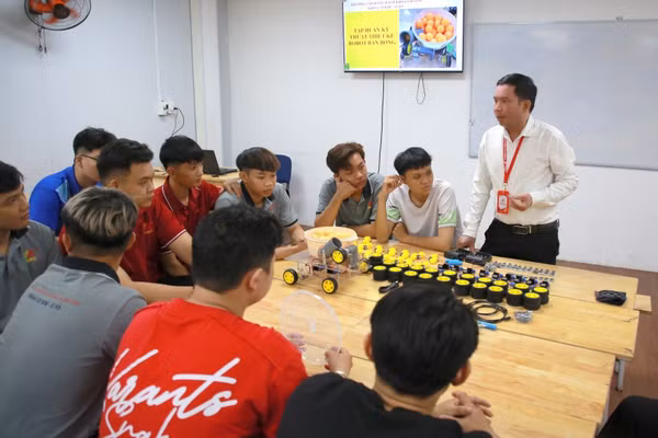 Sinh viên Trường Cao đẳng Bách khoa Sài Gòn tập huấn thiết kế robot.
