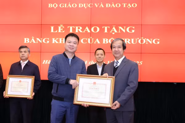 Tổng Biên tập Báo GD&TĐ Triệu Ngọc Lâm - đại diện tập thể Báo nhận Bằng khen của Bộ trưởng Bộ GD&ĐT vì thành tích xuất sắc trong hoạt động kỷ niệm 80 năm Bộ Quốc gia Giáo dục. Ảnh: Trần Hiệp