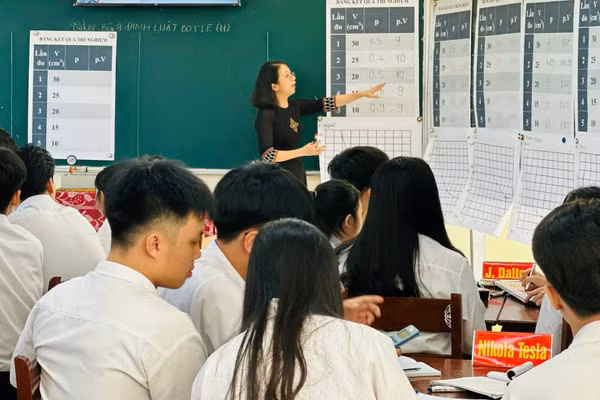 Cô Phạm Nguyễn Trang Ngân trong giờ dạy Vật lí. Ảnh: NVCC