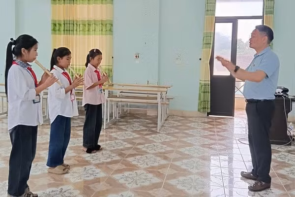 Câu lạc bộ Âm nhạc do thầy Hải chỉ đạo phấn đấu 100% học sinh ở trường đều biết thổi sáo.