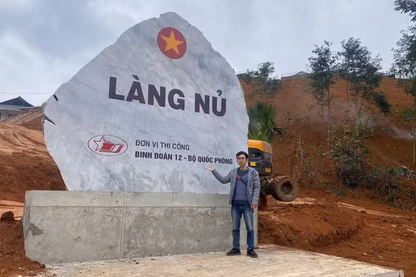 Nhà báo Hoàng Chiên trong một lần tác nghiệp tại làng Nủ, xã Phúc Khánh (Lào Cai).