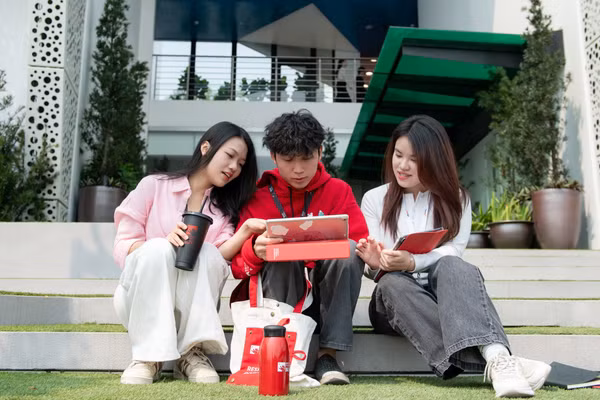 Sinh viên Trường Đại học Anh Quốc Việt Nam. Ảnh: NTCC
