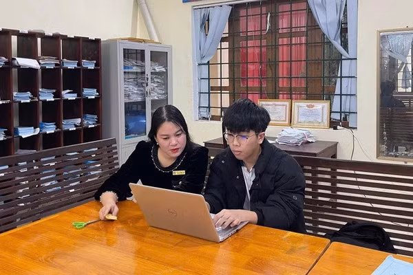 Ngoài hoạt động chuyên môn, cô Hồng Cẩm còn trực tiếp hướng dẫn học sinh thực hiện các đề tài nghiên cứu khoa học. 