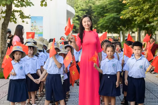 Cô, trò Trường Tiểu học Nguyễn Tất Thành (Ninh Bình) trong ngày khai giảng năm học 2025 - 2026. 