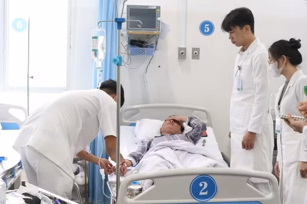 Sinh viên Y khoa Trường Đại học Tân Tạo thực tập tại bệnh viện. Ảnh: BVĐHYTT
