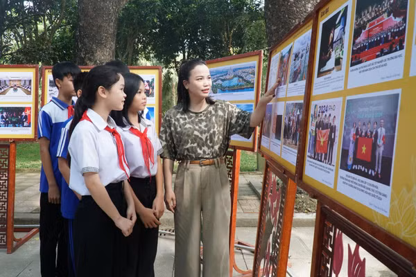 Cô trò Trường THCS Kim Liên (Kim Liên, Nghệ An) tìm hiểu tư liệu, hình ảnh về sự phát triển của đất nước qua từng giai đoạn lịch sử tại Khu di tích quốc gia đặc biệt Kim Liên. Ảnh: Hồ Lài