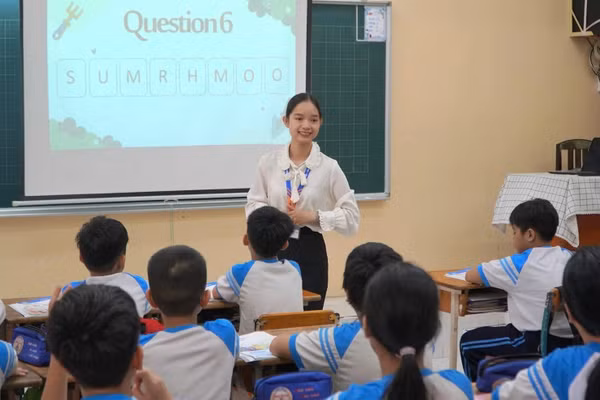 Cô, trò Trường Tiểu học Phan Văn Trị (TPHCM) trong giờ học Tiếng Anh. Ảnh: Lệ Nguyễn