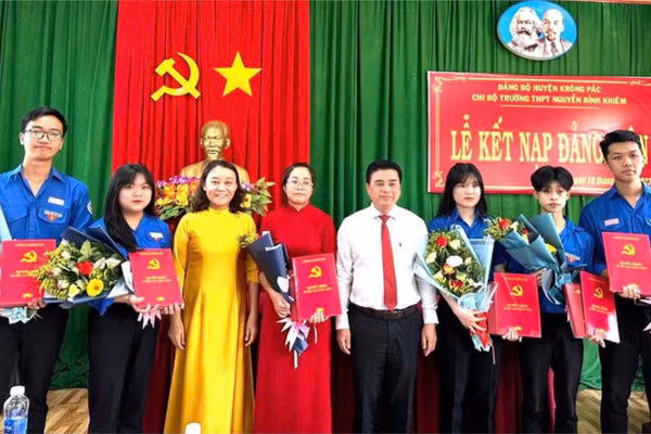 Lễ kết nạp đảng viên tại Trường THPT Nguyễn Bỉnh Khiêm (Đắk Lắk) năm 2023. Ảnh: Thành Tâm