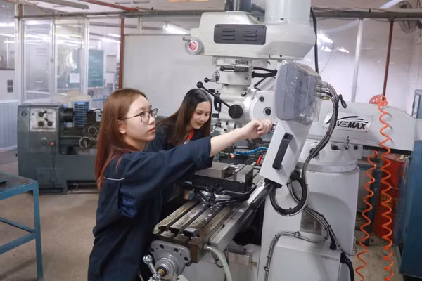 Sinh viên Trường Đại học Công Thương TPHCM trong giờ thực hành. Ảnh: HUIT 