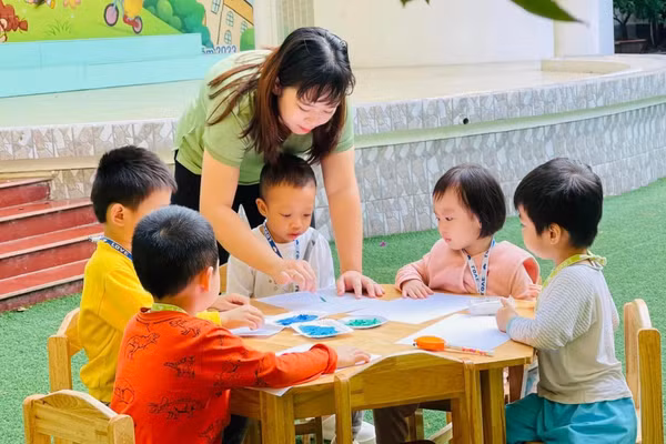 Cô và trò Trường Mầm non Việt Triều Hữu nghị (Hà Nội). Ảnh: ITN