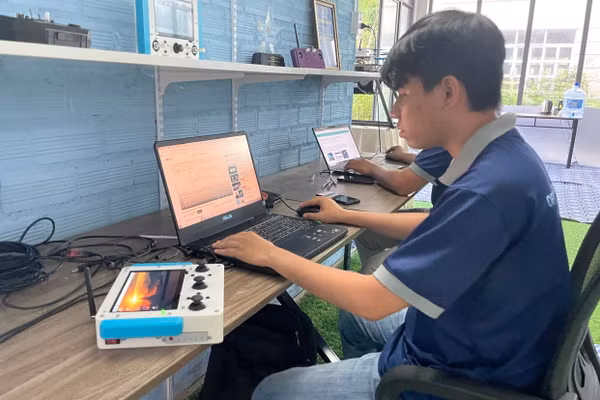Sinh viên Trường Đại học Công nghệ Kỹ thuật TPHCM trong giờ thực hành lập trình. Ảnh: Hà An