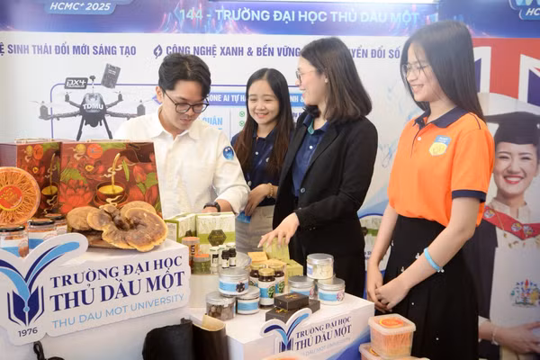 Gian trưng bày của Trường ĐH Thủ Dầu Một tại Tuần lễ đổi mới sáng tạo, KHCN và khởi nghiệp sáng tạo TPHCM năm 2025. Ảnh: TDMU