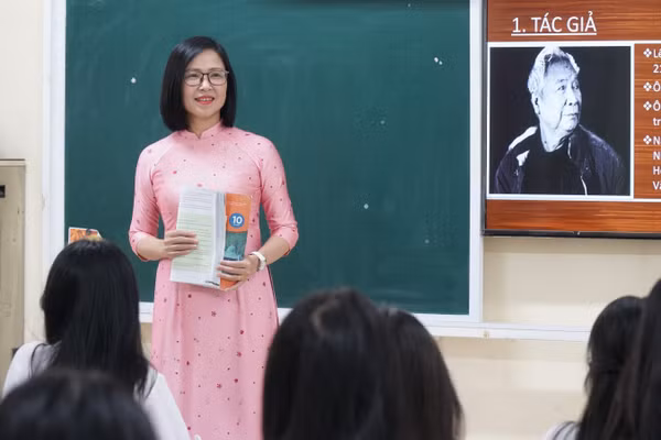 Cô Nguyễn Minh Hồng trong giờ lên lớp tại Trường THPT Huỳnh Thúc Kháng (Thành Vinh, Nghệ An).