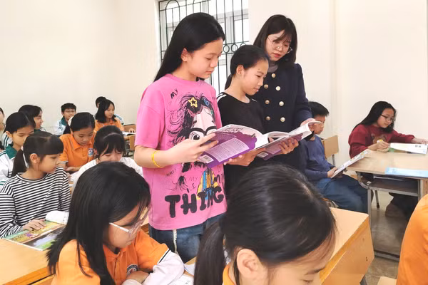 Cô trò Trường Tiểu học Hiến Nam (Phố Hiến, Hưng Yên). Ảnh: NVCC