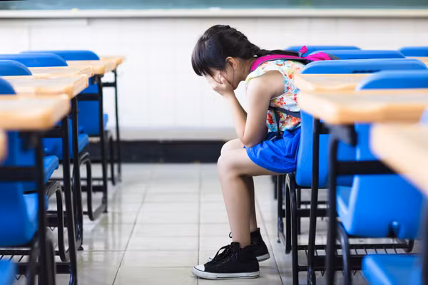 Những thay đổi trong cảm xúc và hành vi của trẻ đôi khi là tín hiệu của những vấn đề các em chưa biết cách chia sẻ với người lớn.