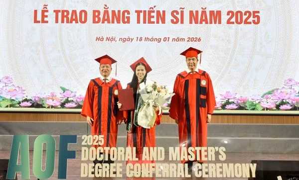 Học viện Tài chính trao bằng tiến sĩ năm 2025 cho các nghiên cứu sinh. Ảnh: Đình Tuệ 