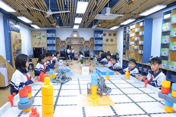 Học sinh tham gia hoạt động trải nghiệm STEM với mô hình robot tại Phòng STEM Trường THCS Hiệp Cường 1 (xã Việt Cường, Hưng Yên).