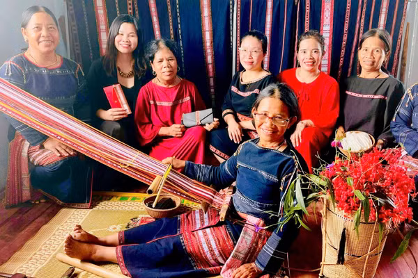 TS Vũ Huyền Trang (thứ hai từ trái qua) cùng các nghệ nhân người Bahnar. Ảnh: NVCC.
