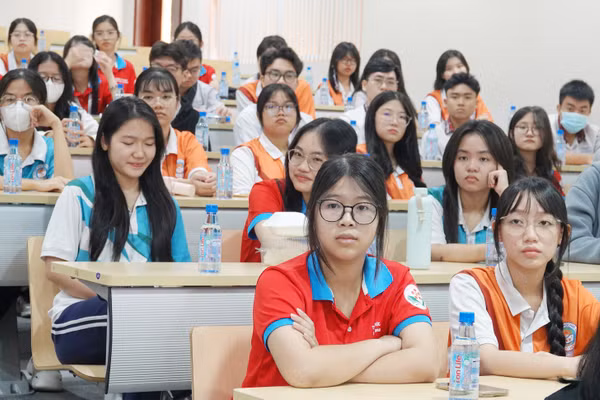 Học sinh THPT trải nghiệm môi trường học tập tại Trường Đại học Quốc tế (Đại học Quốc gia TPHCM). Ảnh: Bùi Diễn