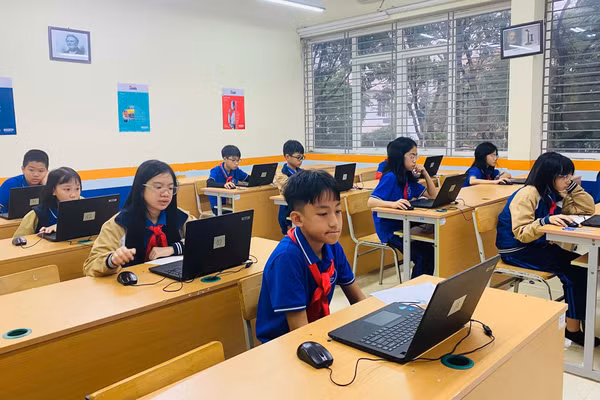 Học sinh Trường THCS Nguyễn Du (Đại Mỗ, Hà Nội) làm bài kiểm tra trên máy tính. Ảnh: TG