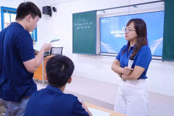 Cô trò Trường Tiểu học, THCS và THPT Hồng Đức (Hưng Yên) trong giờ Ngữ văn. Ảnh: NTCC
