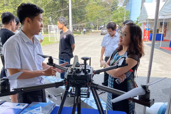 Máy bay không người lái do giảng viên, sinh viên Trường Đại học Bách khoa (Đại học Quốc gia TPHCM) nghiên cứu triển lãm tại một hội nghị khoa học. Ảnh: Hà An