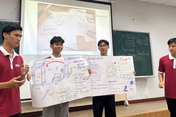Nhóm sinh viên tham gia dự án Learning Express thuyết trình phương án cải tiến kỹ thuật làng nghề. Ảnh: NTCC
