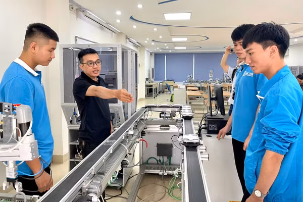 Giáo viên dạy nghề sơ cấp trực tiếp đào tạo nguồn nhân lực tay nghề cao đáp ứng nhu cầu thị trường. Ảnh minh họa: INT