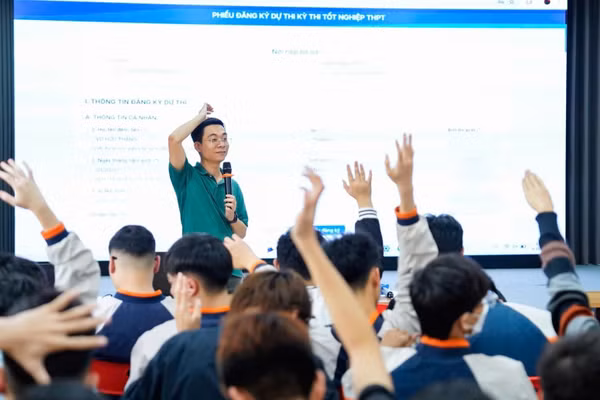 Trường THCS, THPT FPT Hải Phòng hướng dẫn ứng dụng AI để học sinh tự tin bước vào Kỳ thi tốt nghiệp THPT. Ảnh: NTCC
