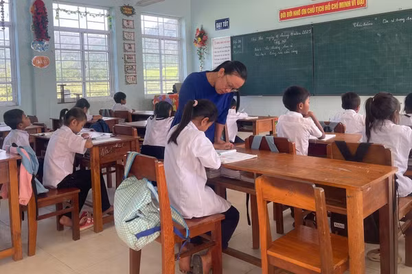 Giờ học tại Trường Tiểu học Phú Mỡ sau trận bão lũ kinh hoàng đêm 6/11 vừa qua. Ảnh: TT