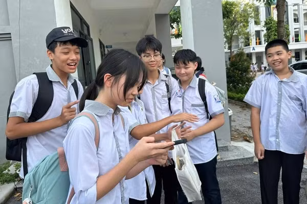 Học sinh tiếp cận công nghệ ngày càng phổ biến. Ảnh: INT.