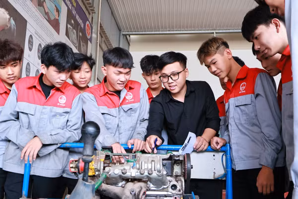 Học sinh theo học lớp nghề Công nghệ ô tô tại Trường Cao đẳng Bách khoa Tây Nguyên.