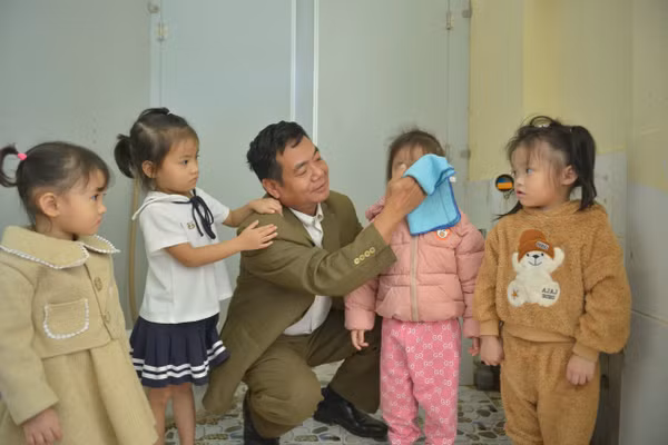 Thầy Lương Văn Sắng và những đứa học trò lên 3 của mình.